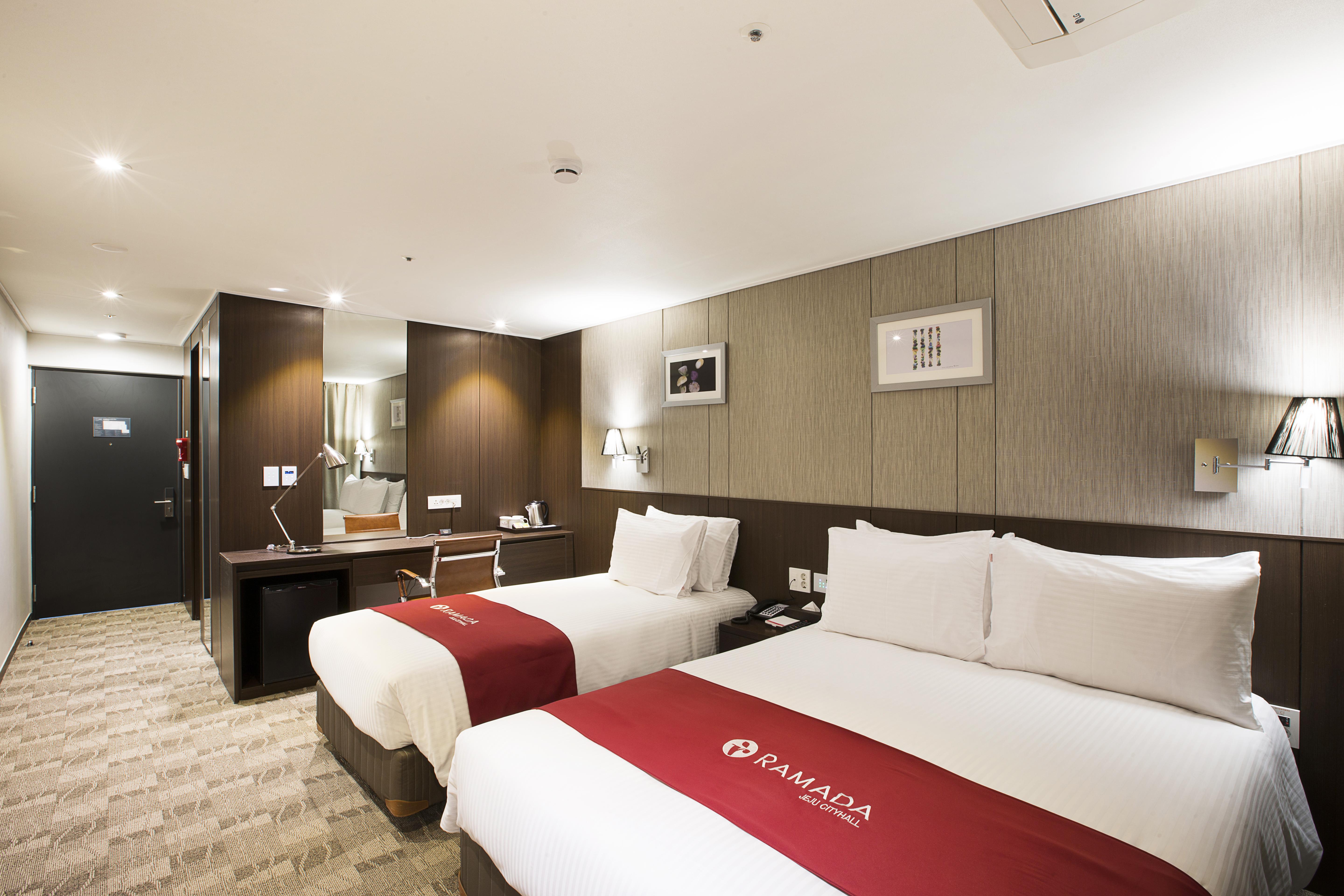 Ramada By Wyndham Jeju City Hall Экстерьер фото