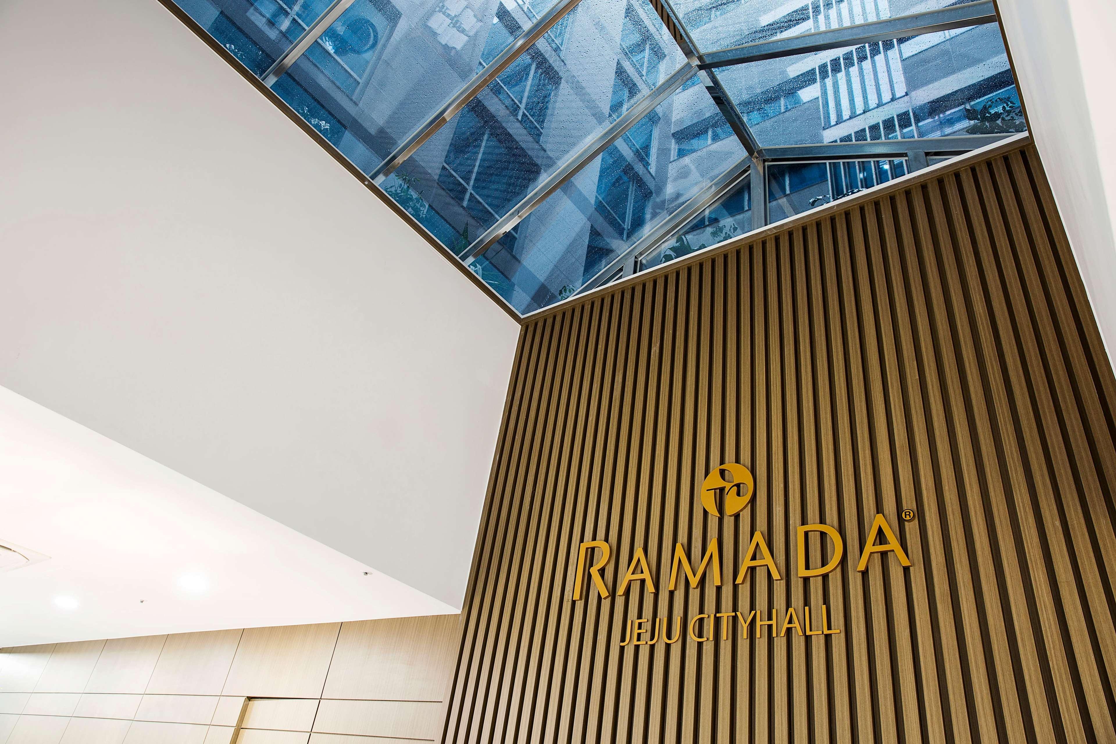 Отель Ramada By Wyndham Jeju City Hall Экстерьер фото