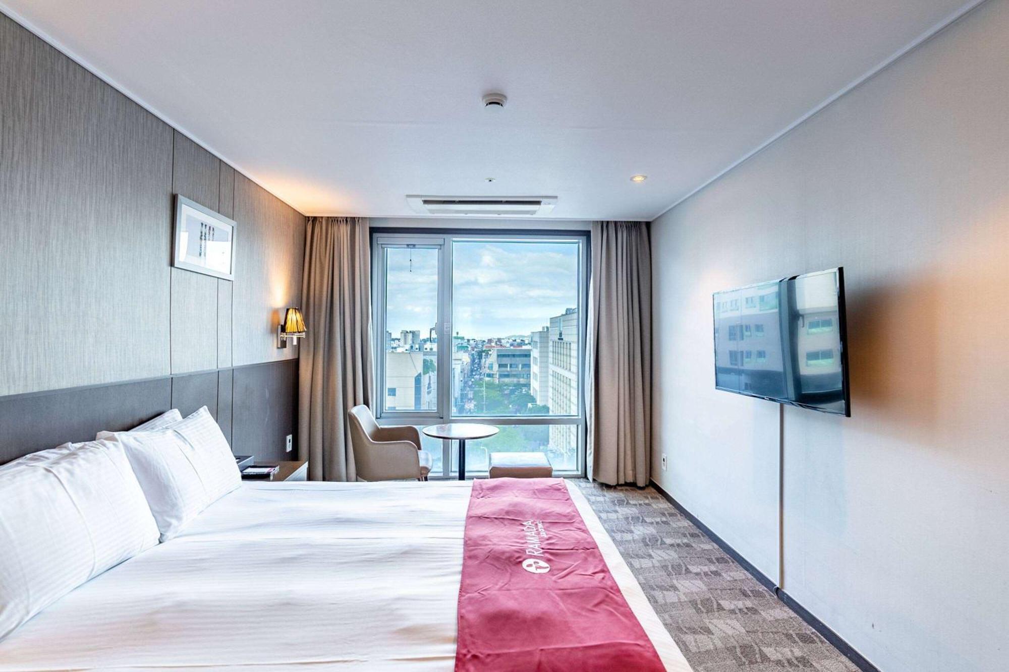 Ramada By Wyndham Jeju City Hall Экстерьер фото