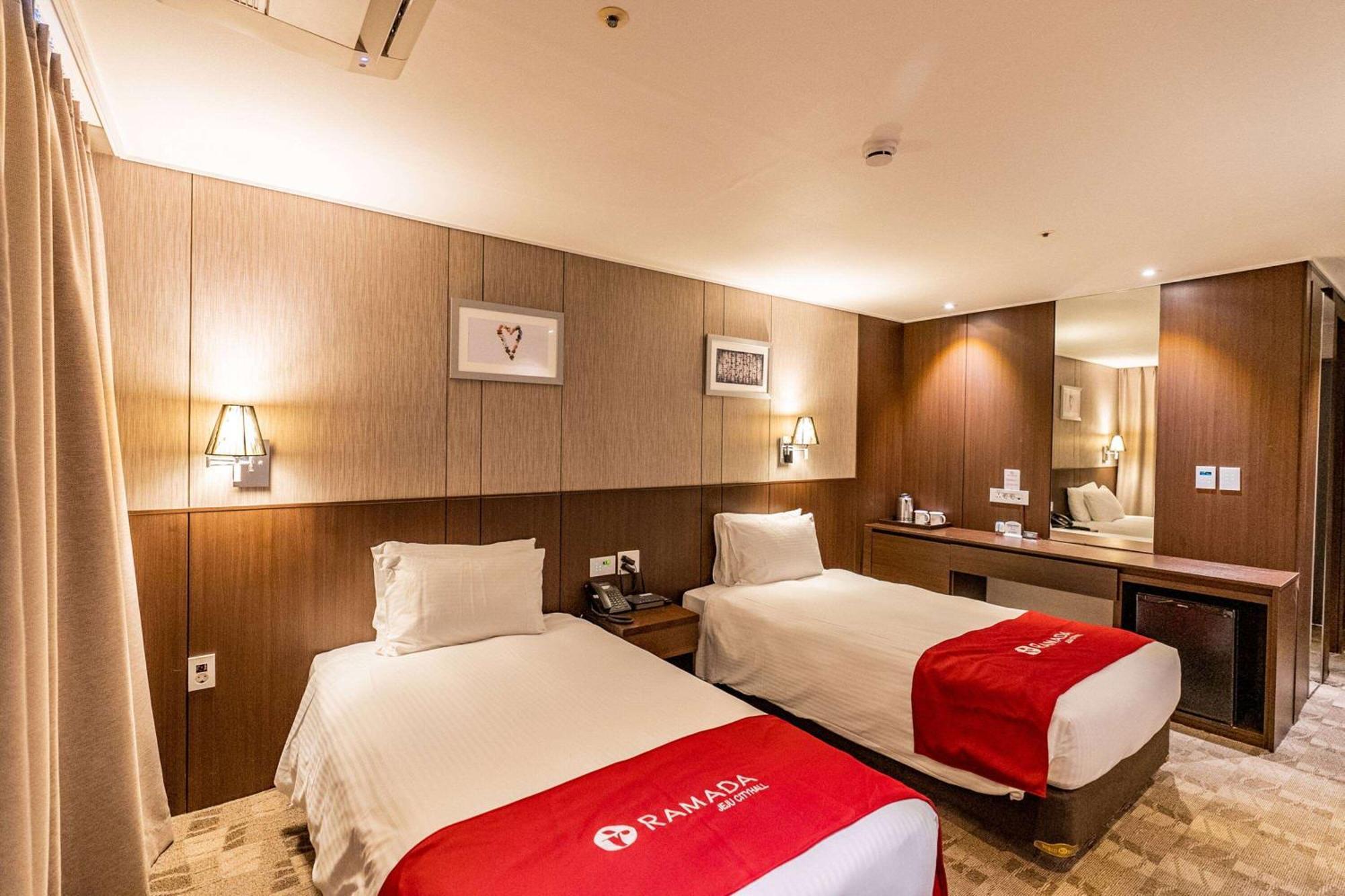 Ramada By Wyndham Jeju City Hall Экстерьер фото