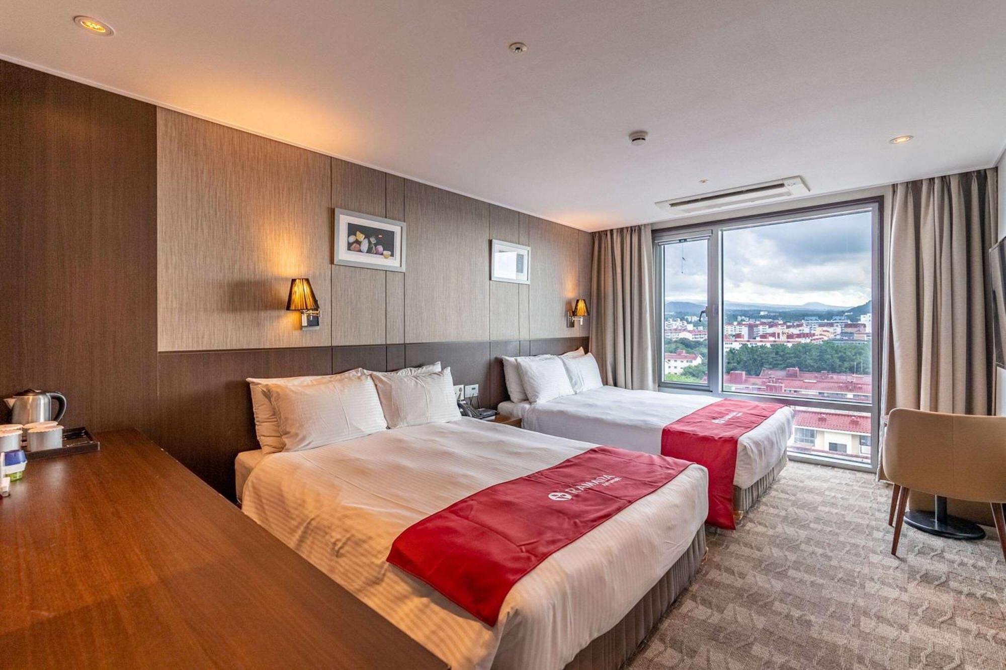 Ramada By Wyndham Jeju City Hall Экстерьер фото