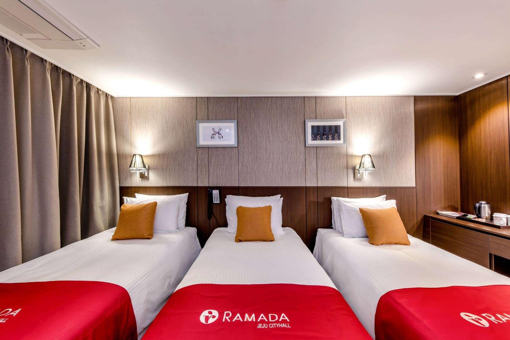 Отель Ramada By Wyndham Jeju City Hall Экстерьер фото