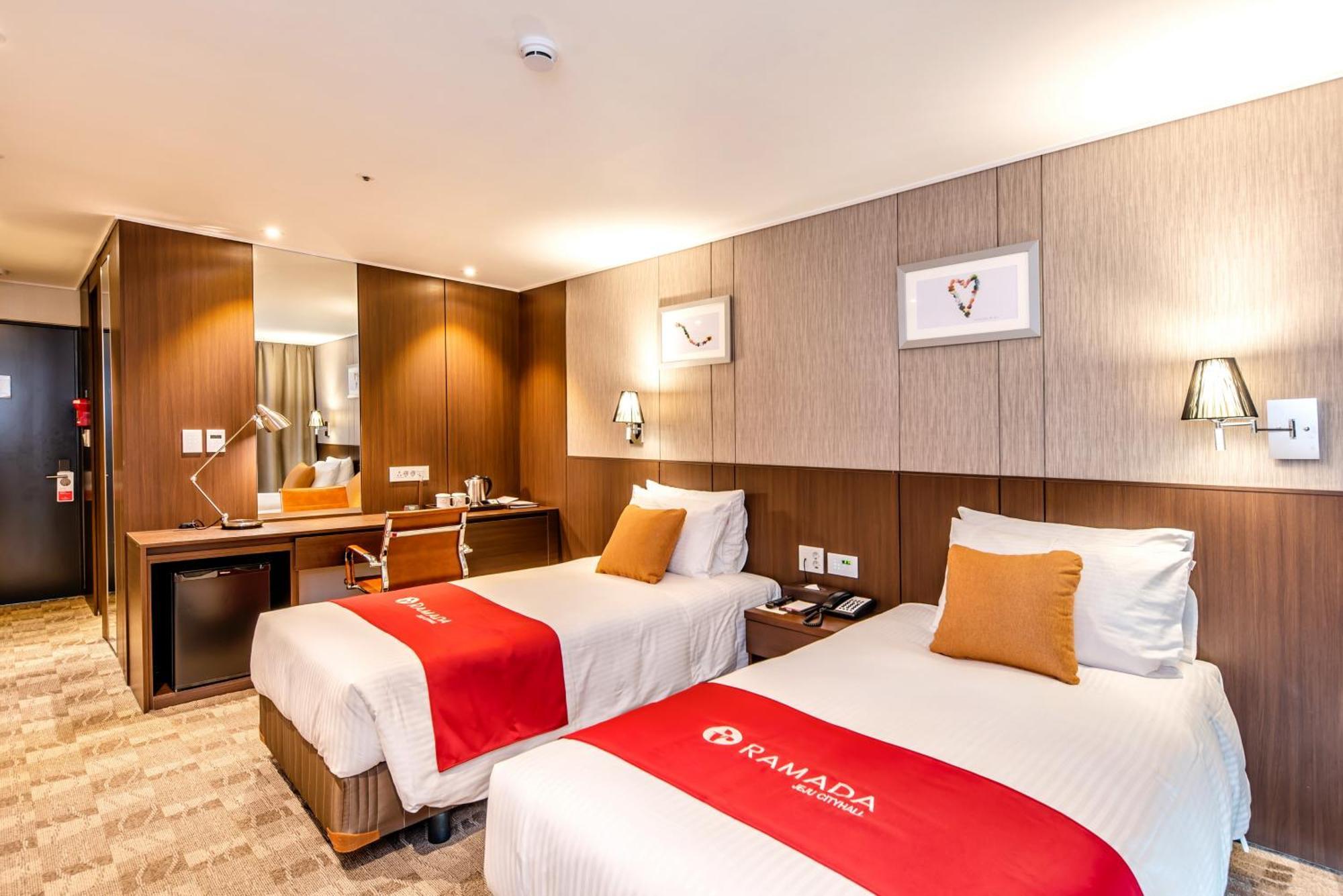 Ramada By Wyndham Jeju City Hall Экстерьер фото